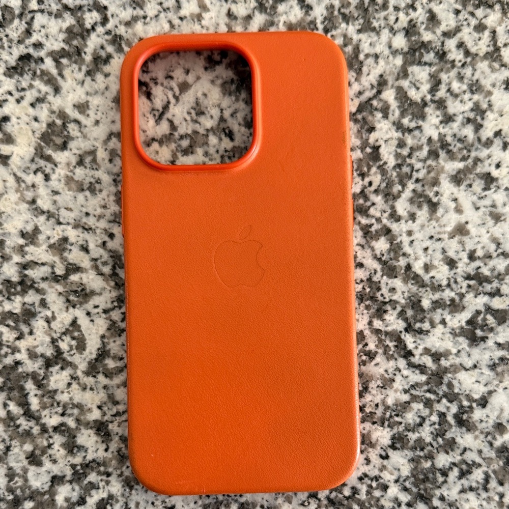 Apple iPhone 14Pro leather case in Vibrant Orange